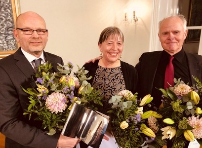 Þóra Ellen Þórhallsdóttir prófessor ásamt þeim Jóni Baldri Hlíðberg og Herði Kristinssyni við afhendingu Íslensku bókmenntaverðlaunanna á Bessastöðum í lok janúar. MYND/Miðstöð íslenskra bókmennta.