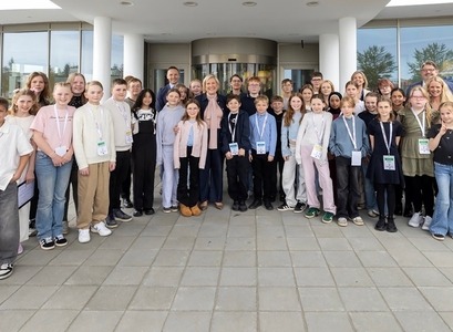 Þátttakendur í úrslitum Nýsköpunarkeppni grunnskólanna ásamt forsetahjónunum, fulltrúa mennta- og barnamálaráðuneytisins, rektor HÍ, forseta Menntavísindasviðs og aðstandendum keppninnar á Menntavísindasviði HÍ. 