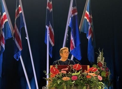 Silja Bára R. Ómarsdóttir, rektor Háskóla Íslands, ávarpar gesti við brautskráningu í Frjálsíþróttahöllinni í Laugardal. 