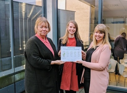 Anna Birna Halldórsdóttir, þjónustustjóri á þjónustuborði Háskólatorgs, sem tók við viðurkenningunni fyrir hönd samstarfsfólks síns úr hendi Hólmfríðar Þorsteinsdóttur, sérfræðings hjá Umhverfisstofnun. Með þeim á myndinni er Þorbjörg Sandra Bakke, verkefnisstjóri umhverfis- og sjálfbærnimála við Háskóla Íslands. 