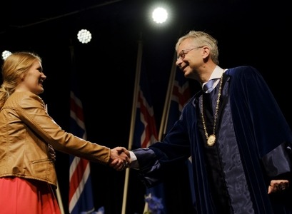 Rektor óskar kandídat til hamingju með brautskráningu