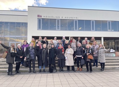 Frumkvöðlahópurinn glaðbeittur ásamt umsjónarmönnum hraðalsins fyrir framan Háskólann á Akureyri.