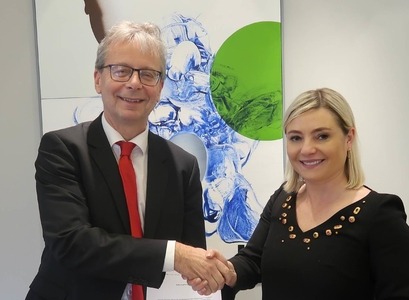 Jón Atli Benediktsson tekur við skipunarbréfi um embætti rektors úr hendi Lilju Alfreðsdóttur mennta- og menningarmálaráðherra. 