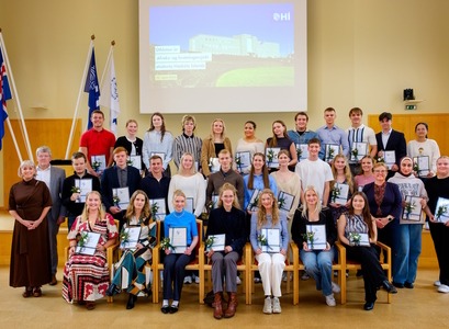 Styrkþegar úr Afreks- og hvatningarsjóði stúdena Háskóla Íslands og stjórn sjóðsins í Hátíðasal í dag.