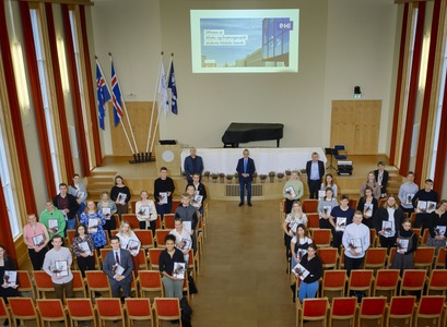 Styrkþegar og fulltrúar þeirra í Hátíðasal ásamt rektor og stjórn sjóðsins.