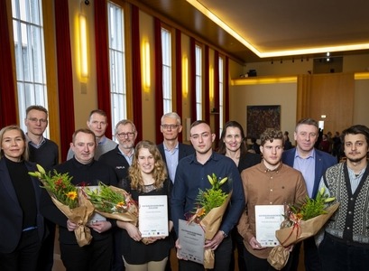 Handhafar hvatningarviðurkenningar Álklasans ásamt fulltrúum nokkurra styrktaraðila: Frá vinstri: Guðbjörg Hrönn Óskarsdóttir (Álklasinn), Gunnar Sv. Gunnarsson Mannviti,  Brjánn Jónsson, faðir Diljár Hebu Petersen (HÍ), Einar Friðgeirsson (Norðuráli), Brynjar Baldursson (Eflu), Caroline Mary Medino (HR), Sigurður Magnús Garðarsson (HÍ),  Eymar Andri Birgisson (HR), Rannveig Rist (Rio Tinto), Hinrik Már Rögnvaldsson (HÍ), Magnús Þór Jónsson (Alcoa Fjarðaál),  Adrian Freyr Rodriguez (Hamar). 