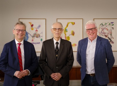 Jón Atli Benediktsson, Þorsteinn Sæmundsson og Gunnlaugur Björnsson við afhendingu styrksins