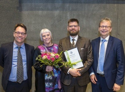 Styrkhafinn Gunnar Marel Hinriksson er hér ásamt Sverri Jakobssyni, formanni stjórnar Sagnfræðisjóðs Björns Þorsteinssonar, Valgerði Björnsdóttur, dóttur Björns, og Jóni Atla Benediktssyni, rektor Háskóla Íslands.