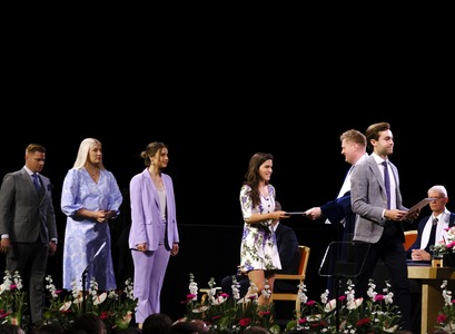 Nemendur taka við brautskráningarskírteinum