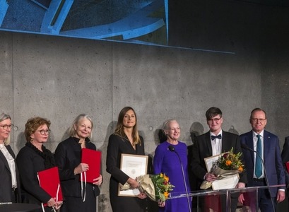 Styrkþegar ásamt Margréti II. Danadrottningu, fulltrúum Þjóðminjasafna Íslands og Danmerkur, Stofnunar Vigdísar Finnbogadóttur í erlendum tungumálum, rektor Háskóla Íslands og stjórnarformanni Carsberg-sjóðsins.