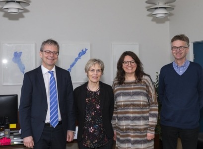 Stjórn hins nýja sjóðs ásamt rektor við undirritun stofnskrár. Frá vinstri: Jón Atli Benediktsson, Guðbjörg Linda Rafnsdóttir, Guðlaug Þóra Kristjánsdóttir og Guðmundur R. Jónsson