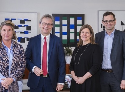 Jón Atli Benediktsson, rektor Háskóla Íslands, átti á dögunum fund með þremur af þeim sem taka til máls á morgunverðarfundinum, þeim Hrund Rudolfsdottur, forstjóra Veritas sem verður fundarstjóri, og Ásthildi Otharsdóttur, stjórnarformanni Marel, og Herði Arnarsyni, forstjóra Landsvirkjunar, sem munu ræða sýn atvinnulífsins á doktorsnám. MYND/Kristinn Ingvarsson