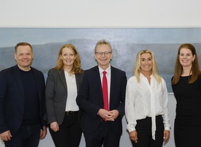 Stjórn Háskólasjóðs Eimskipafélags Íslands. Frá vinstri: Vilhelm Már Þorsteinsson, forstjóri Eimskips, Lilja B. Einarsdóttir, bankastjóri Landsbankans, Jón Atli Benediktsson, rektor HÍ, Helga B. Eiríksdóttir, formaður bankaráðs Landsbankans og stjórnar sjóðsins, Vigdís Sif Hrafnkelsdóttir, framkvæmdastjóri sjóðsins og viðskiptastjóri í Eignastýringu Landsbankans.