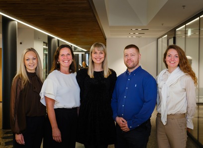 Stjórn hins nýja Gervigreindarseturs HÍ. Frá vinstri: Lotta María Ellingsen, prófessor í rafmangs- og tölvunvarfræði, Sigrún Helga Lund, prófessor í tölfræði, Stefanía Benónísdóttir, rannsóknalektor og faglegur leiðtogi setursins, Hafsteinn Einarsson, dósent í tölvunarfræði, og Hrefna Dögg Gunnarsdóttir, lektor í lögfræði. 