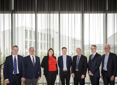 Styrkþegarnir Sigríður Stefanía Hlynsdóttir og Bergþór Traustason fyrir miðju ásamt stjórn sjóðsins, rektor Háskóla Íslands og forseta Verkfræði- og náttúruvísindasviðs.