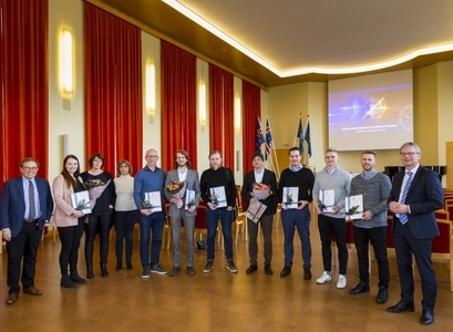 Aðstandendur verkefnanna þriggja sem fengu viðurkenningu á Hagnýtingarverðlaun Háskóla Íslands fyrr í dag ásamt rektor Háskóla Íslands og formanni dómefndar. 