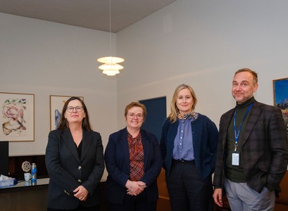 Samningurinn var undirritaður á rektorsskrifstofu og það gerðu Hrafnhildur Arnkelsdóttir Hagstofustjóri og Silja Bára R. Ómarsdóttir, rektor HÍ, Unnur Valdimarsdóttir, forseti Heilbrigðisvísindasviðs, og Ólafur Arnar Þórðarson frá deild samskipta og samstarfs á Hagstofunni. MYND/Kristinn Ingvarsson