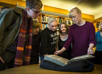 Nemendur og kennarar að skoða handrit