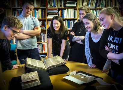 Nemendur og kennarar að skoða handrit