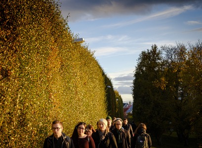 Nemendur á leið í skólann