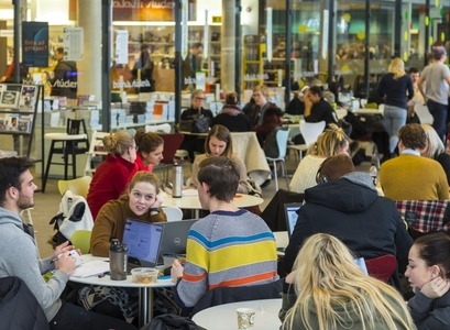 nemendur á Háskólatorgi