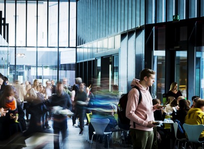 Nemendur á Háskólatorgi