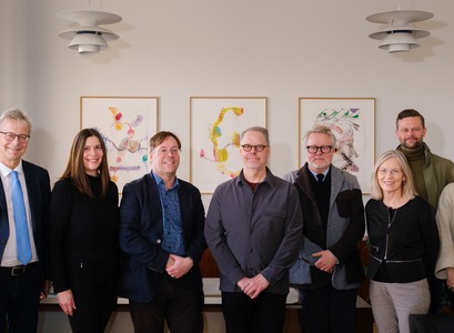 Fulltrúar HÍ, Háskólaútgáfunnar, Listasafnsins og Hins íslenska bókmenntafélags við undirritun samningsins. 