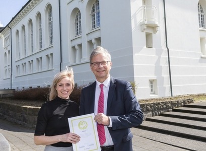 Steinunn Gestsdóttir, aðstoðarrektor kennslu og þróunar, og Jón Atli Benediktsson, rektor Háskóla Íslands, með viðurkenningarskjal frá Heimili og skóla fyrir fundaröðina Best fyrir börnin.