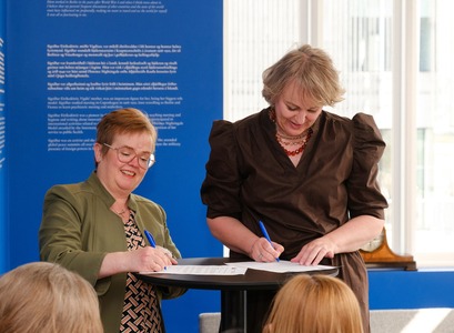 Silja Bára R. Ómarsdóttir, rektor Háskóla Íslands, og Hanna Birna Kristjánsdóttir, stjórnarformaður Heimsþings kvenleiðtoga, undirrita samstarfssamninginn í Loftskeytastöðinni í dag.