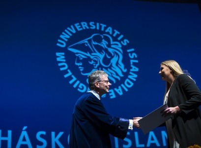 rektor óskar brautskráningarkandídat til hamingju