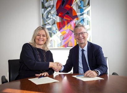 Guðrún Nordal, forstöðumaður Stofnunar Árna Magnússonar í íslenskum fræðum. og Jón Atli Benediktsson, rektor Háskóla Íslands, handsala samninginn