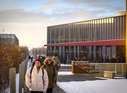 Nemendur á háskólasvæðinu