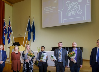 Frá vinstri: Kristinn Andersen, prófessor og formaður dómnefndar, Guðbjörg Linda Rafnsdóttir, aðstoðarrektor vísinda, Bergþóra S. Snorradóttir, lektor í lyfjafræði, Ellen K. G. Mhango, doktorsnemi í lyfjafræði, Sveinbjörn Gizurarson, prófessor í lyfjafræði, Benjamín Ragnar Sveinbjörnsson, lektor í efnafræði, og Jón Atil Benediktsson, rektor Háskóla Íslands. Myndina tók Kristinn Ingvarsson.