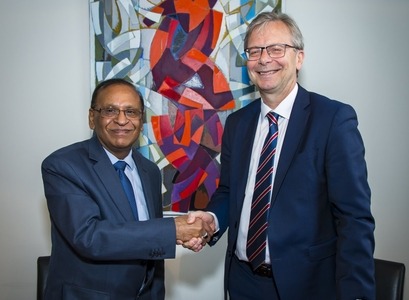 Rajiv K. Nagpal, sendiherra Indlands á Íslandi, og Jón Atli Benediktsson, rektor Háskóla Íslands, handsala viljayfirlýsinguna að lokinni undirritun. MYND/Kristinn Ingvarsson