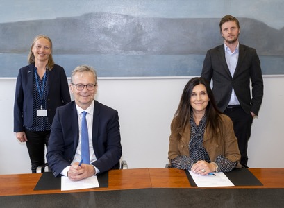 Samningurinn var undirritaður í háskólaráðsherbergi HÍ. Standandi eru þau Ólöf Vigdís Ragnarsdóttir, deildarstjóri nýsköpunar við Vísinda- og nýsköpunarsvið HÍ, og Jón Gunnarsson, samskiptastjóri Hugverkastofunnar. Sitjandi eru Jón Atli Benediktsson, rektor Háskóla Íslands, og Borghildur Erlingsdóttir, forstjóri Hugverkastofunnar