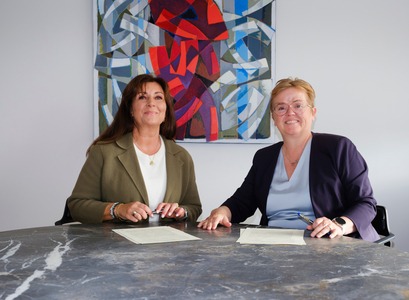 Borghildur Erlingsdóttir, forstjóri Hugverkastofunnar, og Silja Bára R. Ómarsdóttir, rektor Háskóla Íslands, við undirritun samningsins í Háskóla Íslands. MYND/Kristinn Ingvarsson