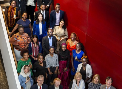 Útskriftarhópurinn ásamt kennurum, Vigdísi Finnbogadóttur, rektor og forseta Hugvísindasviðs.