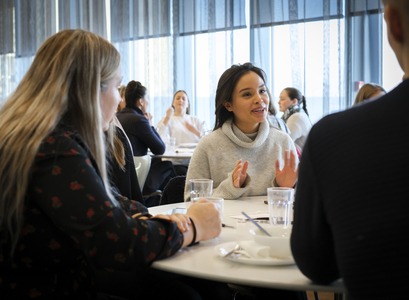 nemendur á Háskólatorgi