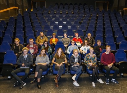 Nemendur í kvikmyndarýni ásamt kennara.