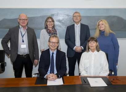 Samningurinn var undirritaður í háskólaráðsherbergi Aðalbyggingar. Efri röð: Fulltrúar í samstarfsnefnd HÍ og Lbs-Hbs, þeir Halldór Jónsson, sviðsstjóri vísinda- og nýsköpunarsviðs HÍ og Róbert Haraldsson, sviðsstjóri kennslusviðs HÍ,  Elín Soffía Ólafsdóttir, prófessor í lyfjafræði fulltrúi HÍ í stjórn safnsins og Guðrún Tryggvadóttir, sviðsstjóri þjónustu og miðlunar við Landsbókasafn. Fremri röð frá vinstri: Jón Atli Benediktsson rektor og Ingibjörg Steinunn Sverrisdóttir landsbókavörður.
