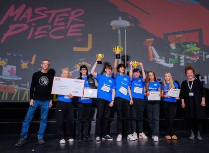 Sigurvegararnir Ragga´s Angels ásamt Rögnu Skinner, verkefnisstjóra hjá Nýmennt í HÍ, og Matthias Book, prófessor í tölvunarfræði. 