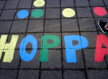 Krítaðir stafir á stétt