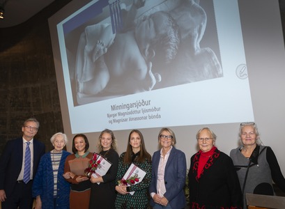 Frá úthlutun styrkjanna á ráðstefnunni Í fararbroddi: Rannsóknir í hjúkrunar- og ljósmóðurfræði á dögunum. Á myndinni má sjá styrkþega, stjórn sjóðsins, rektor HÍ og þær Ingibjörgu R. Magnúsdóttur, fyrrverandi námsbrautarstjóra við Hjúkrunarfræðideild og skrifstofustjóri í heilbrigðis- og tryggingarmálaráðuneytinu, og Mörgu Thome, prófessor emeritu í hjúkrunarfræði.
