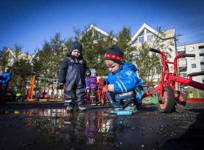 leikskólabörn að leik