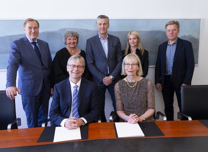 Frá undirritun skipulagsskrár hins nýja sjóðs. Standandi frá vinstri: Árni Sigfússon, Guðrún Pétursdóttir, Þór Sigfússon, Halldóra Vífilsdóttir og Hermann Kristjánsson. Sitjandi eru Jón Atli Benediktsson og Bergþóra Karen Ketilsdóttir