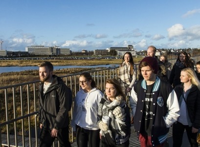 Nemendur á göngu á háskólasvæðinu