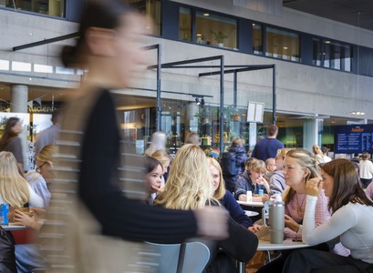 Nemendur á Háskólatorgi