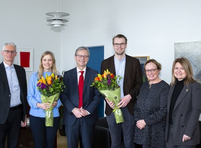 Þau Guðrún Höskuldsdóttir og Þórir Einarsson Long litu inn á rektorsskrifstofu í gær í tilefni þessara góðu tíðinda. Með þeim á myndinni eru Jón Atli Benediktsson, rektor Háskóla Íslands, Inga Þórðardóttir, forseti Heilbrigðissviðs, Sigurður Magnús Garðarsson, forseti Verkfræði- og náttúruvísindasviðs, og Friðrika Harðardóttir, forstöðumaður Skrifstofu alþjóðasamskipta