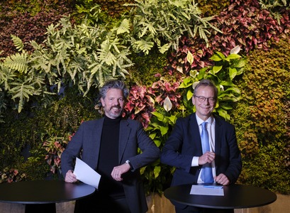 Dagur B. Eggertsson borgarstjóri og Jón Atli Benediktsson rektor handsala viljayfirlýsinguna.