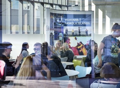 nemendur á Háskólatorgi